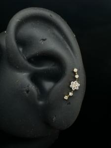 Boucles d'oreilles en or 14 carats incurvées en forme de fleur avec détails floraux en diamant pour femmes - Product Image 5