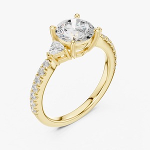 Anillo de compromiso de oro amarillo de 9K al por mayor con diamante cultivado en laboratorio de corte redondo de 1.50 quilates y tres piedras pavé con piedras laterales en forma de pera - Product Image 4