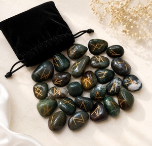 Ensemble de pierres runiques en agate verte mousse avec symboles dorés et pochette en velours pour la guérison Reiki et la méditation - Product Image 1