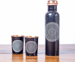 Botella de Agua de Cobre Puro Premium y Juego de 2 Vasos con Impresión de Mandala Intrincada, Hechos a Mano, Ayurvédicos, 100% Cobre Puro - Product Image 1