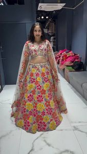Lehenga brodé floral multicolore pour fêtes et mariages, en faux georgette avec travail de fils et de sequins, Lehenga Choli et Dupatta - Product Image 2