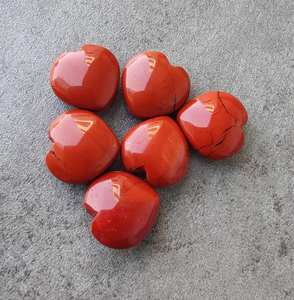 พลอยแจสเปอร์สีแดงธรรมชาติ รูปหัวใจ ทรงบริโอเลต คาโบชอง คุณภาพเกรดสำหรับทำเครื่องประดับ พลอยหลวม - Product Image 1