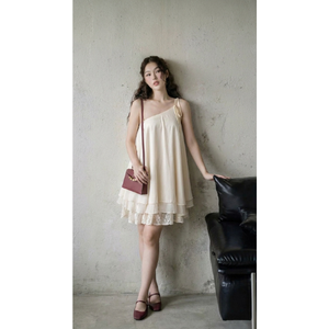 Vestido de verano listo para enviar, color crema, de un solo hombro, corto, con ribete de encaje en capas, para vacaciones, precio al por mayor. - Product Image 1