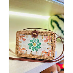 Sac à main en rotin tropical orné de mosaïque de perles - Product Image 3