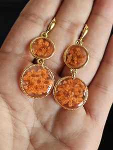 Boucles d'oreilles pendantes en résine avec fleurs séchées, cadre doré, bijoux floraux faits à la main, artisanat en résine - Product Image 2