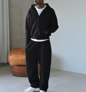 Survêtement personnalisé en molleton de coton épais 500 GSM pour homme, comprenant un sweat à capuche zippé oversize et un pantalon de survêtement large, style streetwear, modèle vierge - Product Image 4