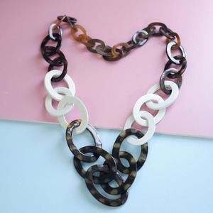 สร้อยคอทำมือจากเขาสัตว์ ดีไซน์หรูหรา เพิ่มความโดดเด่นให้กับลุคสบายๆ และเป็นทางการ พร้อมเสน่ห์แห่งเครื่องประดับที่มีเอกลักษณ์ - Product Image 4