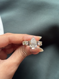 แหวนเพชรทรงลูกแพร์และทรงกลม ทองคำขาว 14k เพชรเลี้ยงในห้องปฏิบัติการ รับรองโดย IGI เครื่องประดับหมั้นสุดหรู ประกายเปล่งประกาย งดงามเหนือกาลเวลา - Product Image 1