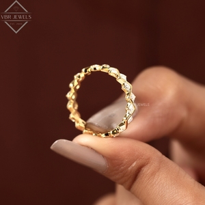 Anillo de Eternidad de Diamantes en Zigzag de Lujo en Oro Amarillo con Piedra Redonda, Anillo de Boda Chevron, Joyería para Mujer, Regalo - Product Image 3
