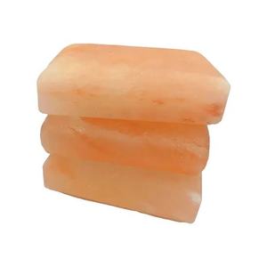Savon pour le corps et le spa au sel de l'Himalaya 4x2.5x1cm Savon exfoliant au sel naturel pour la détoxification, le massage et le renouvellement de la peau - Product Image 1