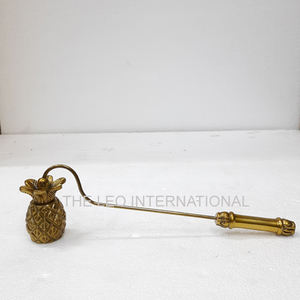 Éteignoir à bougie en métal doré, design ananas, à long manche, fait main et sur mesure, pour pot à bougie en béton unique - Product Image 1