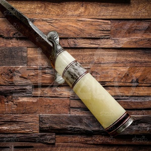 Cuchillo Bowie de Caza OEM Personalizado Hecho a Mano de Acero de Damasco SIZZCO, 12 Pulgadas de Longitud Total, Mango de Hueso de Camello, Hoja Fija de Supervivencia - Product Image 4