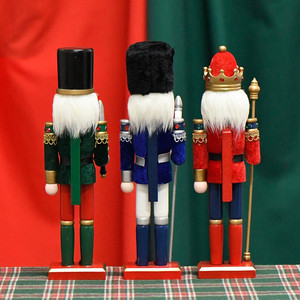 Figuras de Cascanueces de Madera, Decoración Navideña Tradicional Pintada a Mano - Product Image 3