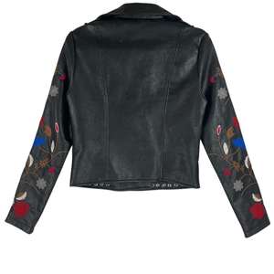 Chaqueta de Cuero con Bordado Floral Hecho a Mano para Mujer, Precio al por Mayor, Chaqueta Genuina con Bordado de Flores, Chaqueta de Moda Personalizada - Product Image 3