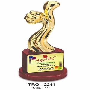 Trofeo de Metal Chapado en Oro con Grabado Personalizado en Forma de Pulgar Hacia Arriba, para Apreciación a Empleados o Rendimiento de Equipo, Disponible para la Venta - Product Image 3