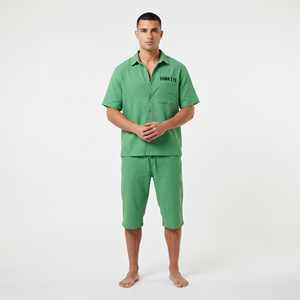 Conjunto de 2 piezas para hombre de verano, con logotipo personalizado, camisa abotonada, pantalones cortos, corte holgado, tela de algodón transpirable, estilo casual elegante. - Product Image 1