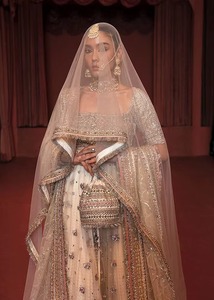 Robe de mariée pakistanaise haut de gamme, couleur rose poudré lavande, style sculptural, Lehnga Choli avec épaulettes structurées et rembourrées - Product Image 5