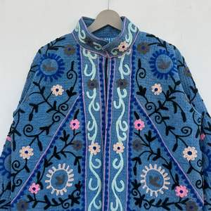 Veste de festival en tissu Suzani d'Ouzbékistan |   Manteau Bohème Brodé Artisanal & Kimono pour Invitée de Mariage - Product Image 2