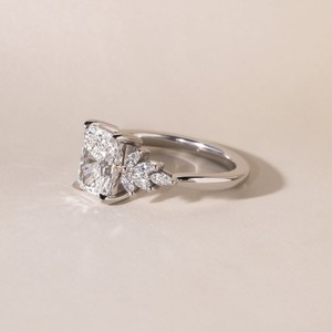 Bague de fiançailles et de mariage de luxe en or 10K 14K 18K avec diamant de laboratoire taille Radiant 2,00 carats pureté VVS2 et grappe latérale florale - Product Image 6