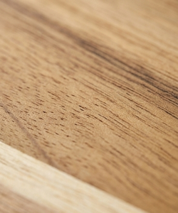 Planche à découper ronde en bois de manguier finition naturelle avec trou de suspension aux coins - Product Image 3