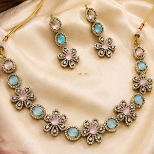 Ensemble collier et boucles d'oreilles pour femme JeweleMarket, plaqué or, pierres en cristal, style ethnique, pour mariage, fiançailles, anniversaire, fête, provenant du Maharashtra - Product Image 2