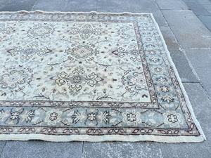 Vibrante Alfombra Bereber Marroquí Tejida a Mano con Patrones Geométricos, Camellos, Casas y Estrellas - Product Image 3