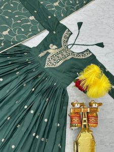 Vestido Largo Étnico Indio de Fiesta, Nuevo Modelo para Festivales, con Dupatta, Bordado y Lentejuelas, Corte Ajustado, Secado Rápido, Estilo Midi - Product Image 4