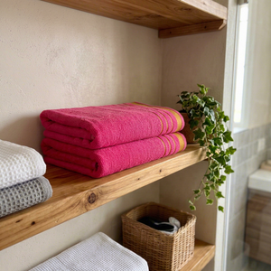 Serviette de bain en coton rayée rose, teinte en fil, douce et absorbante, avec bordure dorée et finition velours doux - Product Image 1