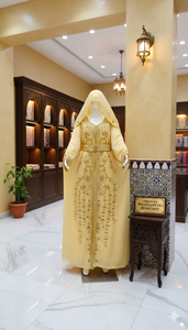 ชุดเดรสฟาราชาแบบดูไบ สีเหลืองสวยงาม ดีไซน์แบบดั้งเดิมของชาวมุสลิมโมร็อกโก ประดับด้วยลูกปัดหิน งานแฮนด์เมด ผ้าสี่ทิศทางยืดได้ แขนสามส่วน - Product Image 4