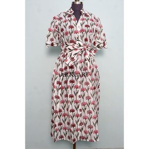 Robe midi florale en coton 100% écologique pour femme Kangura, taille naturelle, col en V, manches courtes, décoration boutonnée, lavable - Product Image 1