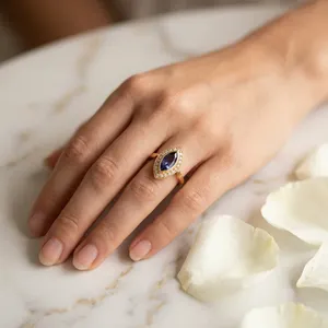 Bague fine en or jaune 18 carats pour femme, saphir bleu, design moderne et élégant, bijoux de créateur, cadeau de mariage, accessoire de mode, luxe - Product Image 1