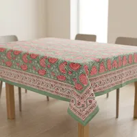 Nappe à motifs floraux verts imprimés à la main sur tissu vert sauge avec fleurs roses et bordure décorative