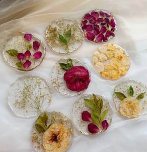 Posavasos de Resina Epoxi Hechos a Mano con Pétalos de Rosa Secos y Brillo Dorado, Decoración Ecológica para Mesa de Comedor - Product Image 6