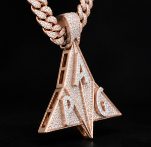 Collar con Colgante Triangular Chapado en Oro Rosa con Incrustaciones de Moissanita, Diseño de Letra, para Hombres y Mujeres, Joyería para Fiestas - Product Image 3
