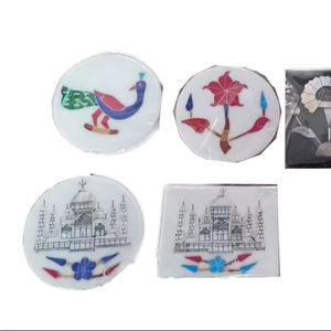 Sous-verre souvenir circulaire en agate incrustée, fait main, avec couvercle aimanté pour réfrigérateur, motif sculpté et gravé antique, de Delhi par Lowellcraft - Product Image 1