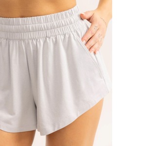 Shorts de course athlétiques pour femmes 2-en-1 à séchage rapide et respirants avec doublure intérieure et poches pour téléphone - Product Image 5