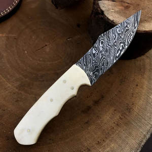 Cuchillo de Caza Hecho a Mano de Acero de Damasco con Funda de Cuero Genuino, Herramienta Utilitaria para Campismo y Supervivencia al Aire Libre, Diseño Clásico - Product Image 2