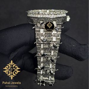 นาฬิกาข้อมือผู้ชาย Pahal Jewels หรูหรา ตัวเรือนสแตนเลสสตีล ประดับเพชร หน้าปัดทรงกลม 38 มม. ระบบควอตซ์ พร้อมหน้าปัดแซฟไฟร์ และตัวล็อคแบบพับได้ - Product Image 4