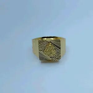 Bague signet élégante plaquée or 22 carats pour homme, avec une face carrée en zircon et un motif de treillis en briques complexe - Product Image 2
