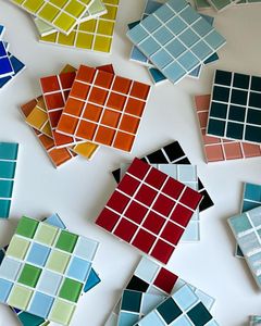 Ensemble de dessous-de-verre en verre mosaïque à carreaux de tons neutres, faits à la main, beige et blanc, protège-plats modernes - Product Image 3