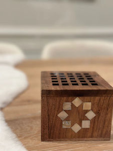 Caja de Incienso Bakhoor Tradicional de Madera con Incrustaciones Decorativas - Product Image 4
