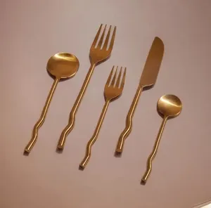 Ensemble de couverts en métal faits à la main, idéal pour servir les invités lors de tables à manger traditionnelles et de dîners festifs - Product Image 3