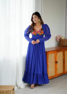 Robe longue de soirée indienne et pakistanaise en georgette bleu roi, brodée de miroirs Kutchi, style Lehenga Choli, pour la vente en gros - Product Image 3