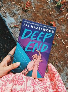 Deep End de Ali Hazelwood, livre en anglais à couverture souple, roman d'amour et de drame émotionnel - Product Image 3