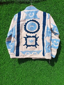 Chaqueta Bordada Suzani Hecha a Mano de Primera Calidad, Algodón Beige con Flores Azules, Manga Larga, Cuello Alto, Estilo Boho - Product Image 4