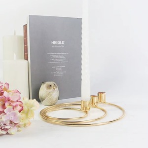 ชุดเชิงเทียนทองคำ 3 ชิ้น ขาตั้งโลหะสวยงามสำหรับตกแต่งห้องนั่งเล่น ตกแต่งบ้าน และจัดแสดงงานอีเว้นท์ จากอินเดีย - Product Image 3