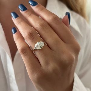 Anillo de Compromiso y Boda Moderno con Diamante Cultivado en Laboratorio de Corte Oval de 4 Quilates, Certificado IGI, Oro de 14K, Media Engaste - Product Image 5