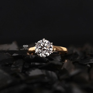 Bague de fiançailles classique en or jaune pour femme, sertie d'un diamant naturel taille brillant rond, fabriquée en Inde - Product Image 1