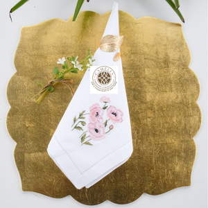 Lino natural suave con bordado de amapolas rosas, flores vibrantes que añaden un toque alegre y romántico a mesas y reuniones. - Product Image 2