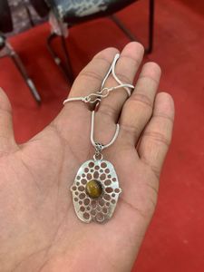 Colgante de Ojo de Tigre Amarillo con Diseño Floral y Piedras, Chapado en Plata de Ley, con Diamantes y Perlas, Estilo Alemán, Venta al por Mayor - Product Image 4